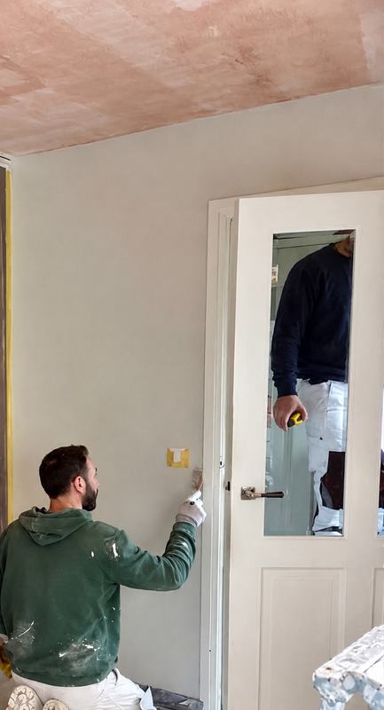 Schilderwerk in uitvoering aan kozijnen en houtwerk