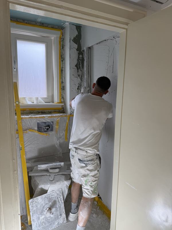Renovatiestucwerk in uitvoering op een bestaande wand