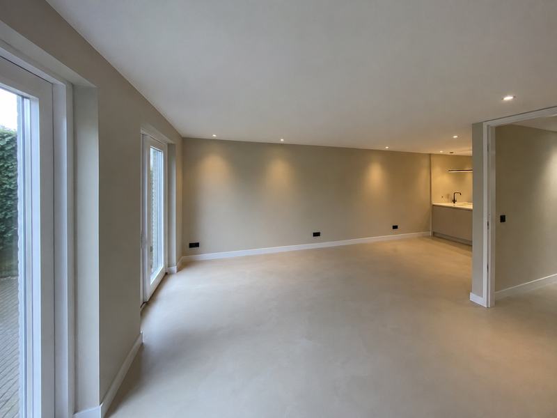 Opgeleverde woonkamer met stucwerk en gietvloer