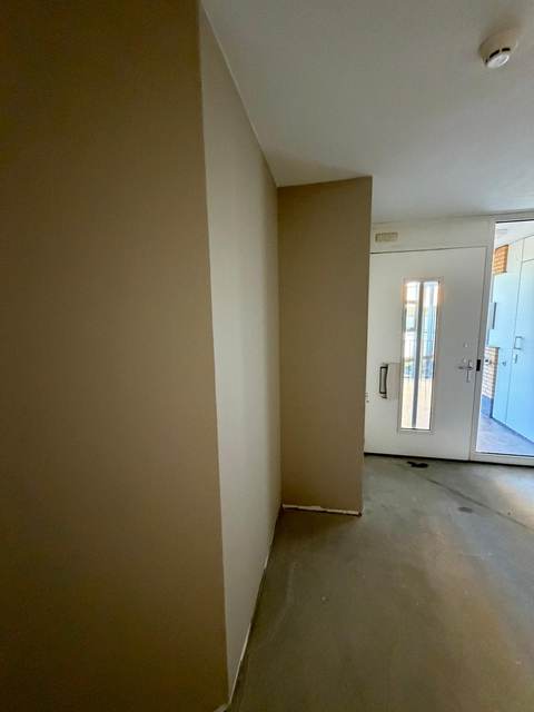 Entree van een appartement met egaal geschilderde wanden