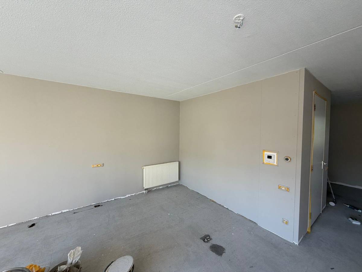 Woonkamer in een appartement, wanden in greige geschilderd