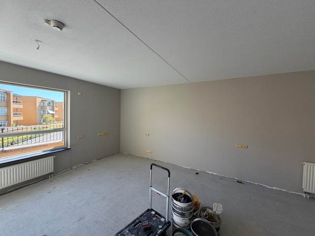 Woonkamer in een appartementencomplex, wanden in twee tinten