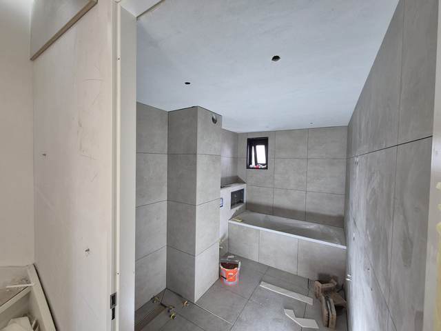 Badkamer met ligbad, plafond glad gestuct