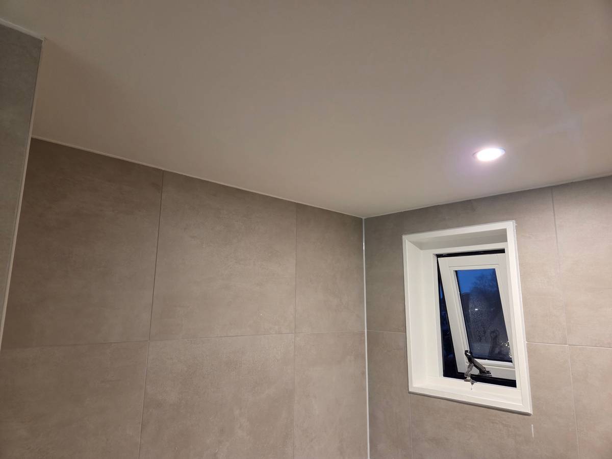 Badkamerplafond strak gestuct met inbouwspot