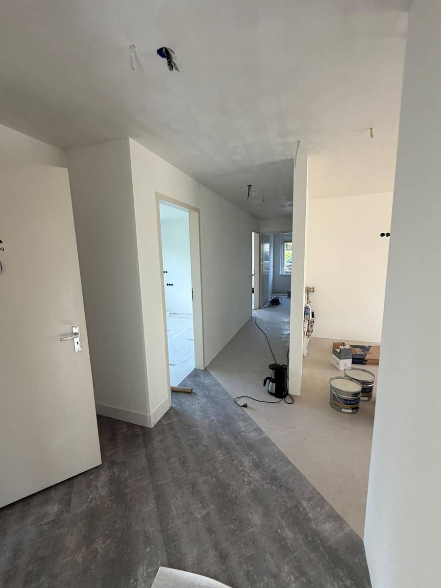 Gang en kamers in een bedrijfspand, wanden wit afgewerkt