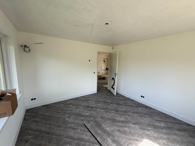 Kamer in een bedrijfspand, wanden en plafond wit opgeleverd