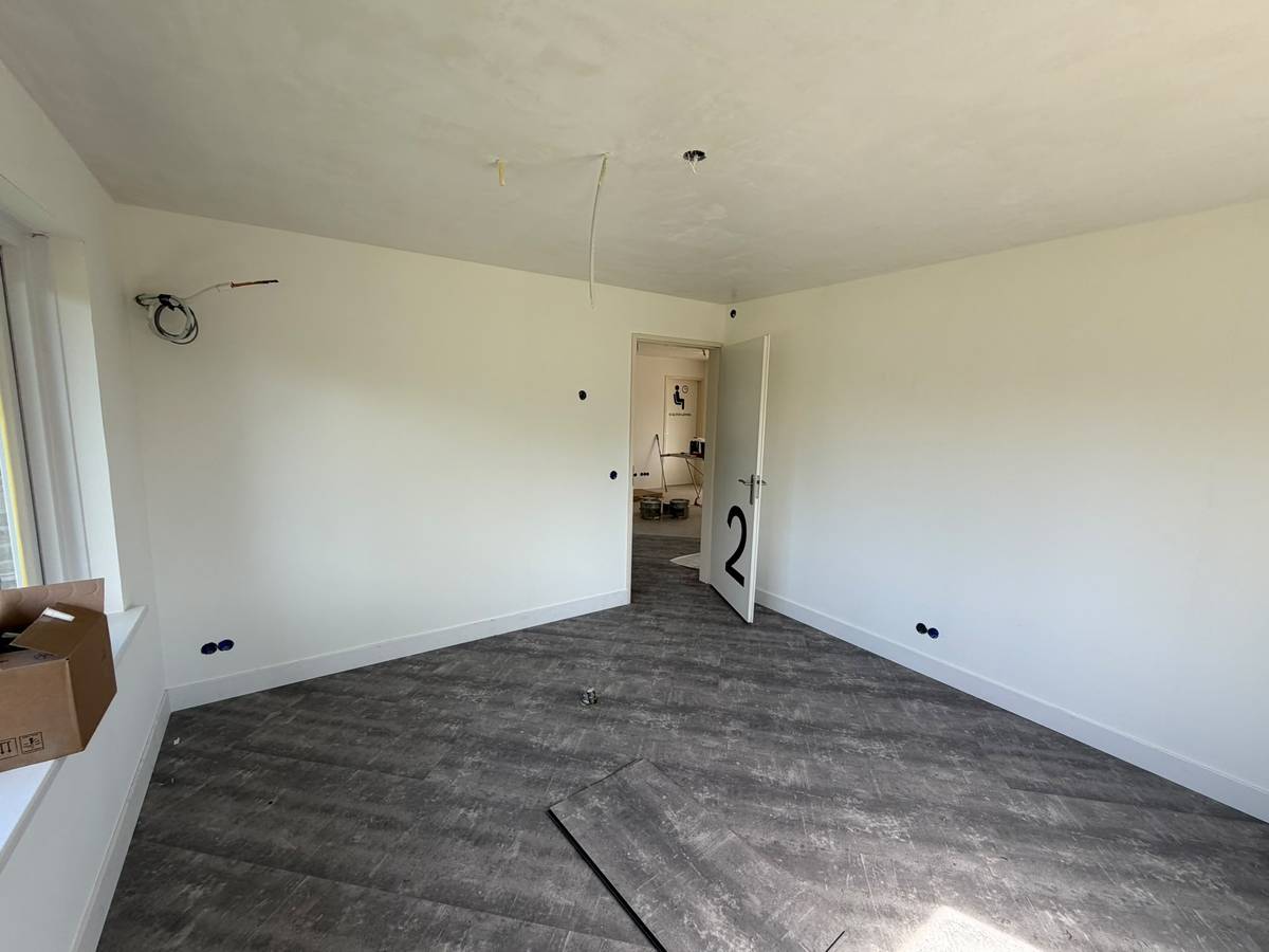 Kamer in een bedrijfspand, wanden en plafond wit opgeleverd