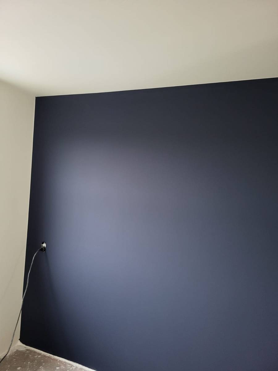 Kamer met een donkerblauwe accentwand