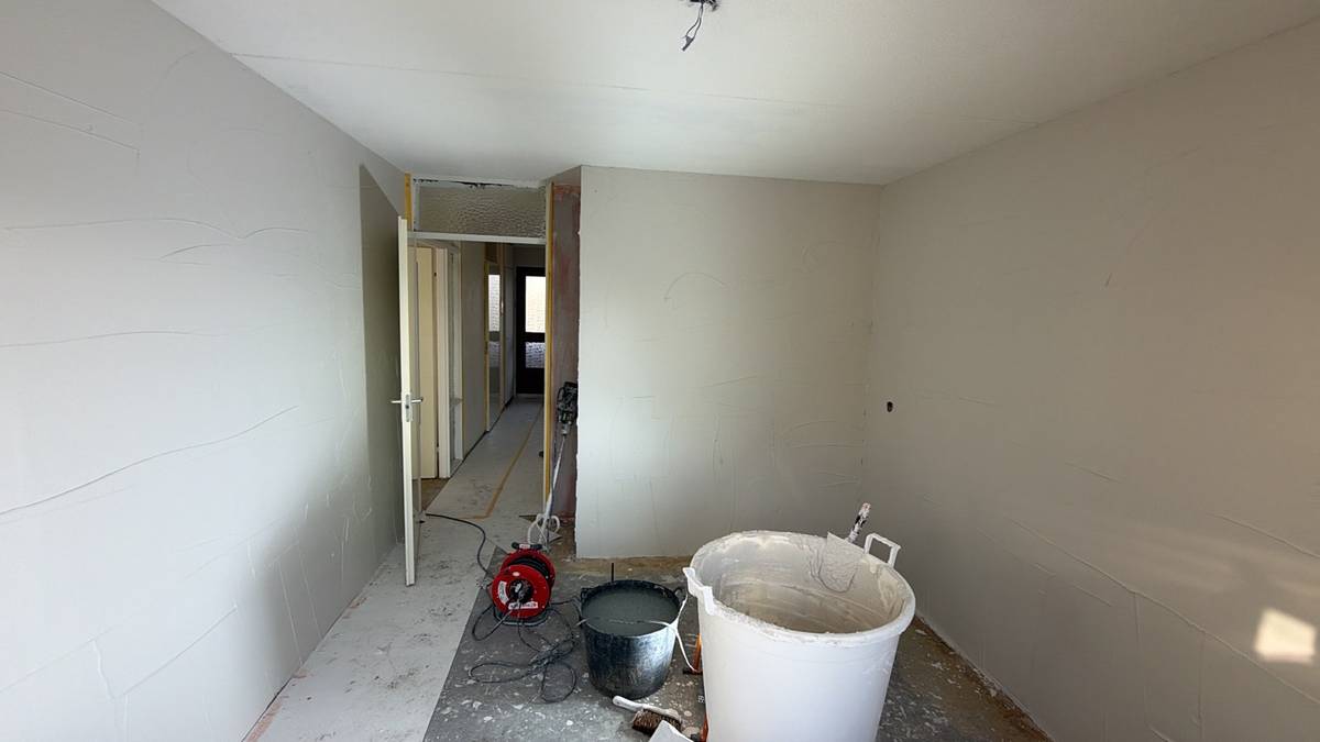 Kamer met de eerste stuclaag op de wanden