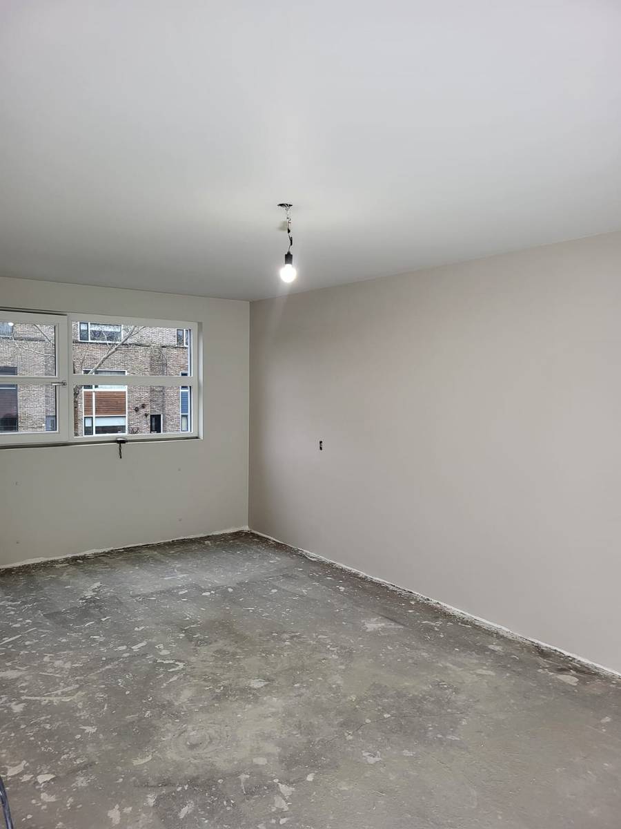 Kamer met wanden in een warme grijstint en een wit plafond