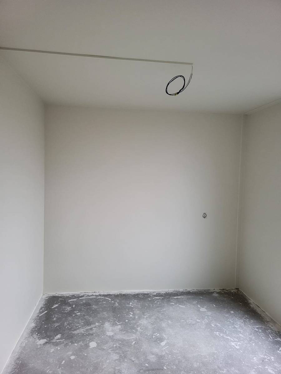 Kleine kamer, wanden en plafond strak wit
