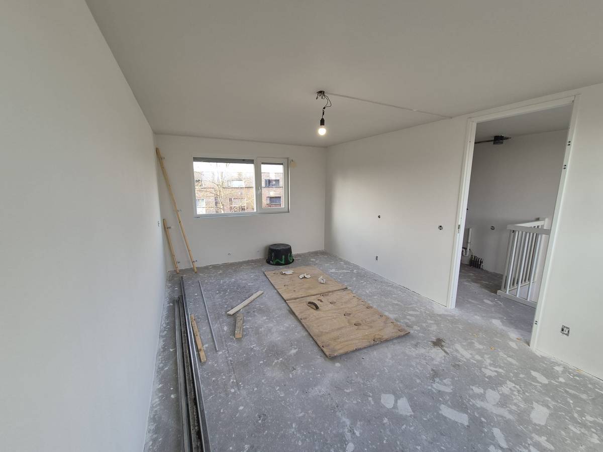 Slaapkamer met strak witte wanden en plafond