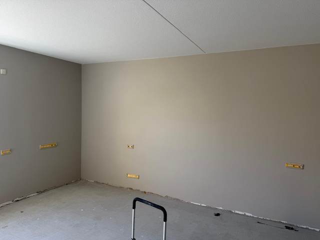 Wanden in twee tinten, strak afgetekend in de hoek