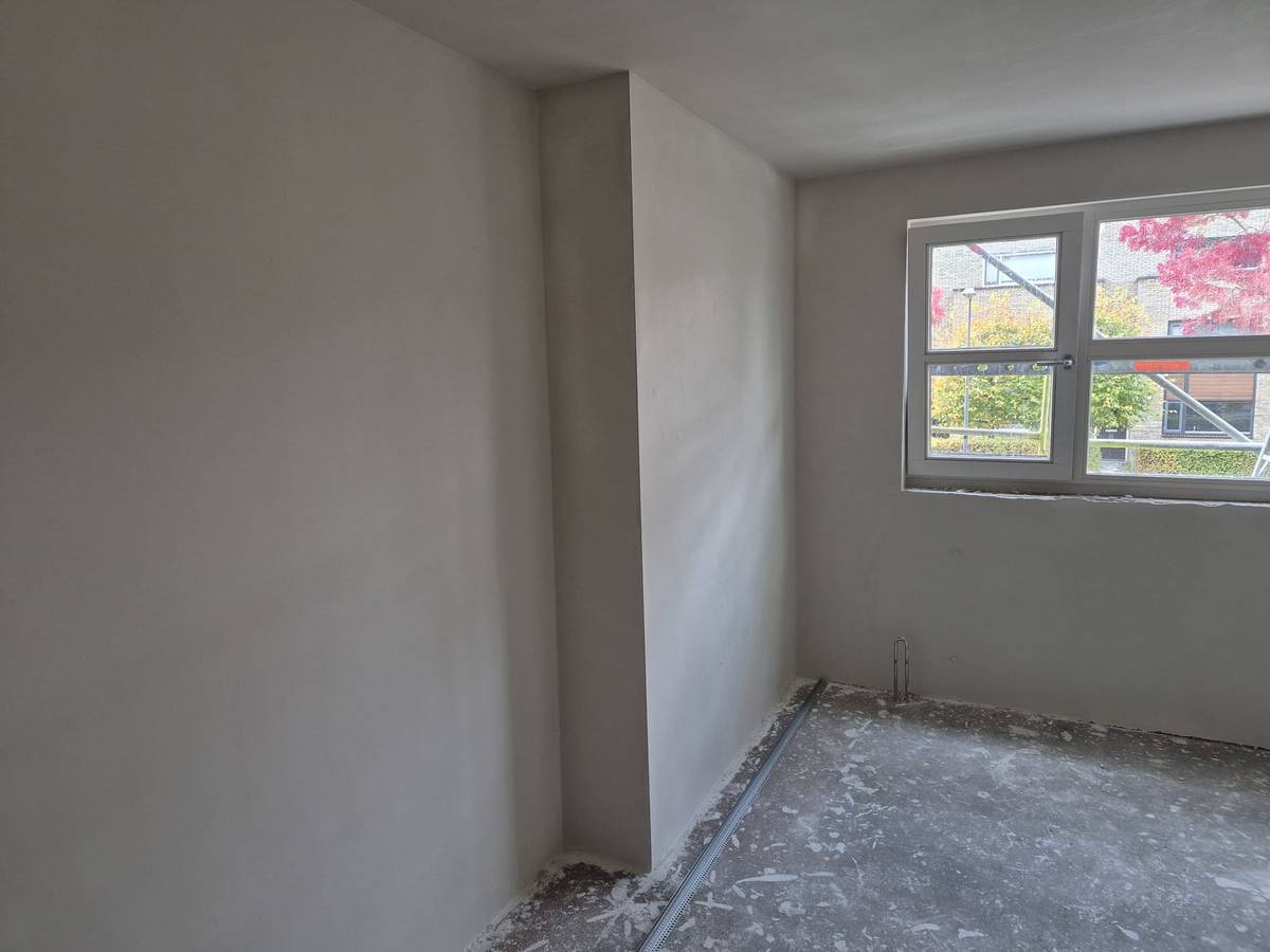 Wanden sausklaar gestuct, vlak tot in de hoek