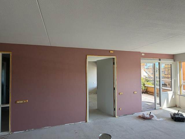 Woonkamer met een oudroze accentwand