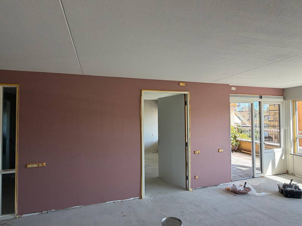 Woonkamer met een oudroze accentwand