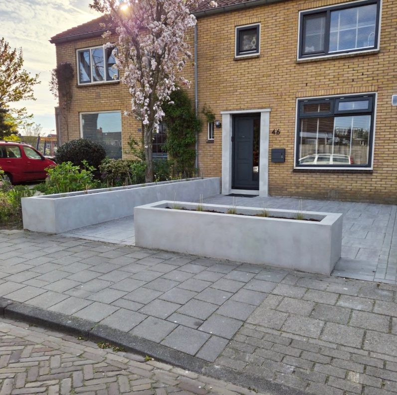 Na: plantenbakken in de voortuin strak afgewerkt met sierpleister