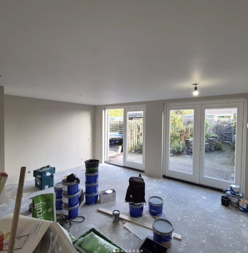 Na: woonkamer sausklaar gestuukt, wanden en plafond strak opgeleverd